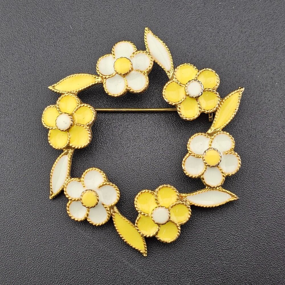 Vintage Yellow White Enamel Daisy Flower Wreath 2" Pin Brooch Gold Tone